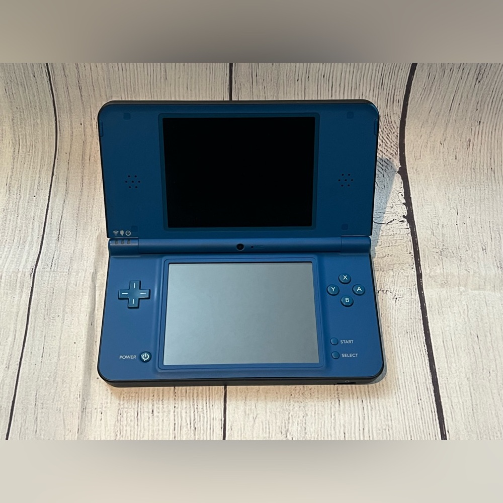 Nintendo DSi XL Blue w/Game & Headphones - Picture 3 of 8